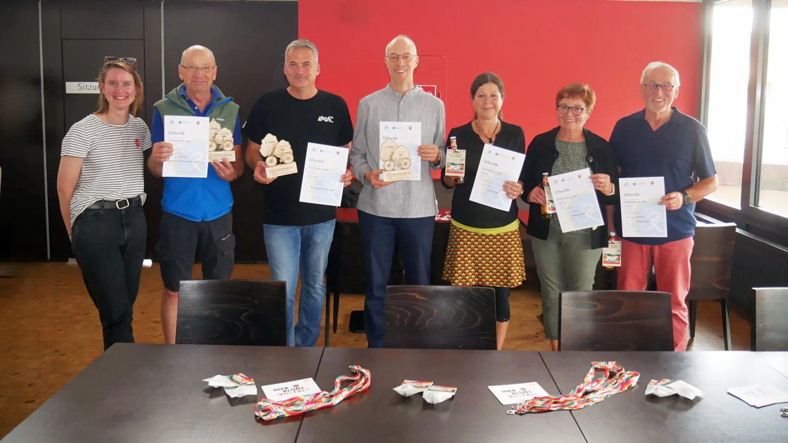 Die Sieger vom Stadtradeln mit Organisation und Stadtdirektor, eingereiht als Platzhalter für das Gymnasium, anlässlich der Siegerehrung. (Foto: gk)