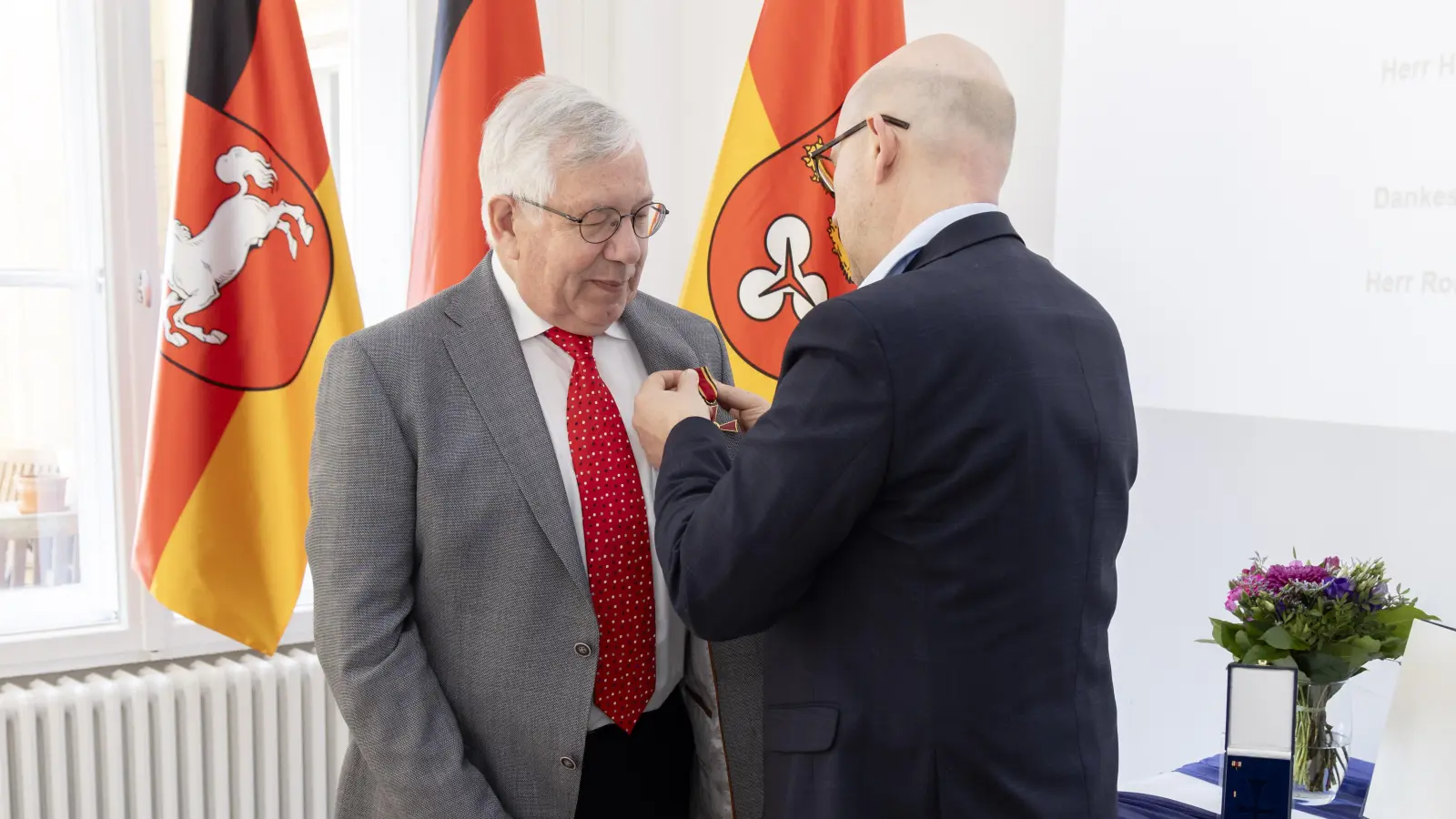 Verleihung des Bundesverdienstkreuzes: Rolf Herrmann (li.) und Erster Regionsrat Jens Palandt. (Foto: Iris Terzka / Region Hannover)