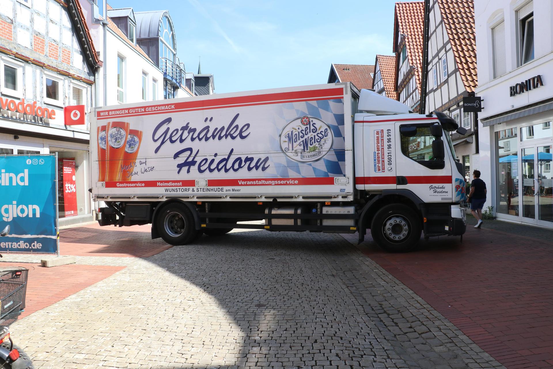 Sorgt für Absperrung und damit Sicherheit: Ein Lkw quer in der Fußgängerzone. (Foto: gi)