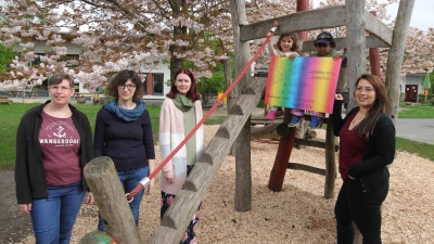 Im Garten der Kita (v.li.): Ines Feliniak, Stefanie Köhler Telleria, Sandra Karcher und Tatjana Heyne sowie die beiden Kinder Amaia und Maurice. (Foto: tau)