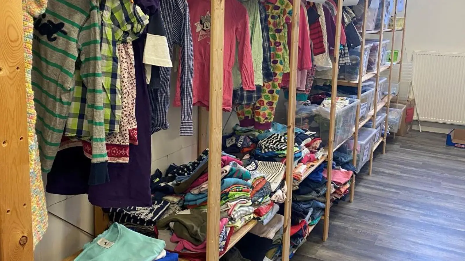 Gut gefüllt: Die Kleiderkammer im Johanniter Wohnheim Luther Weg. (Foto: privat)