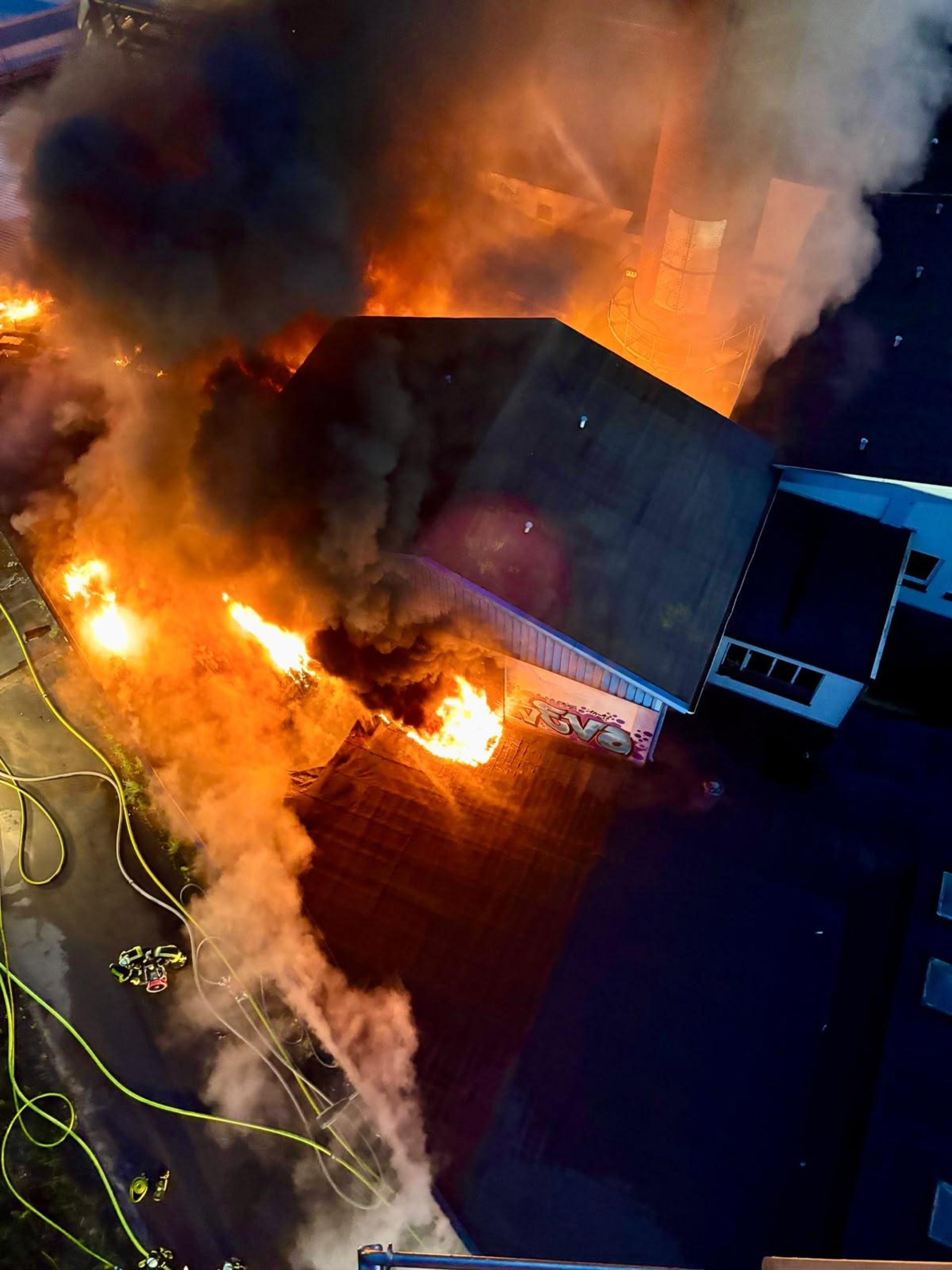 Aus der Luft: Bilder vom Brandort. (Foto: Feuerwehr)