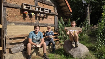 Vor Wunstorfs größtem Insektenhotel (v.li.): Luis, Henri und Antonia. (Foto: tau)