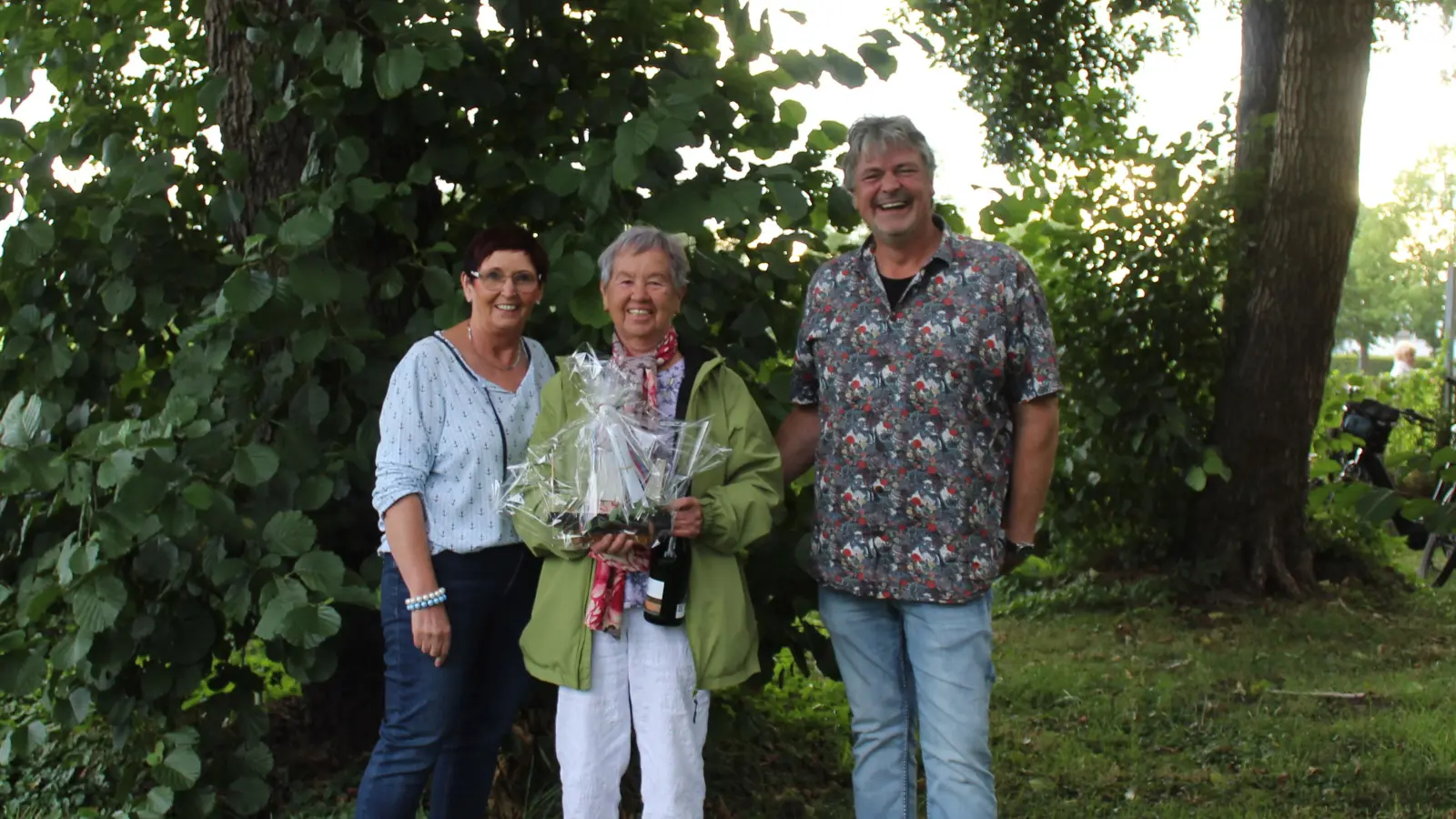 Freuen sich über 30 Jahre Urlaub in Steinhude (v.li.): Kirsten Schmid, Ulla Pohlmann und Joachim Trautloff. (Foto: wb)