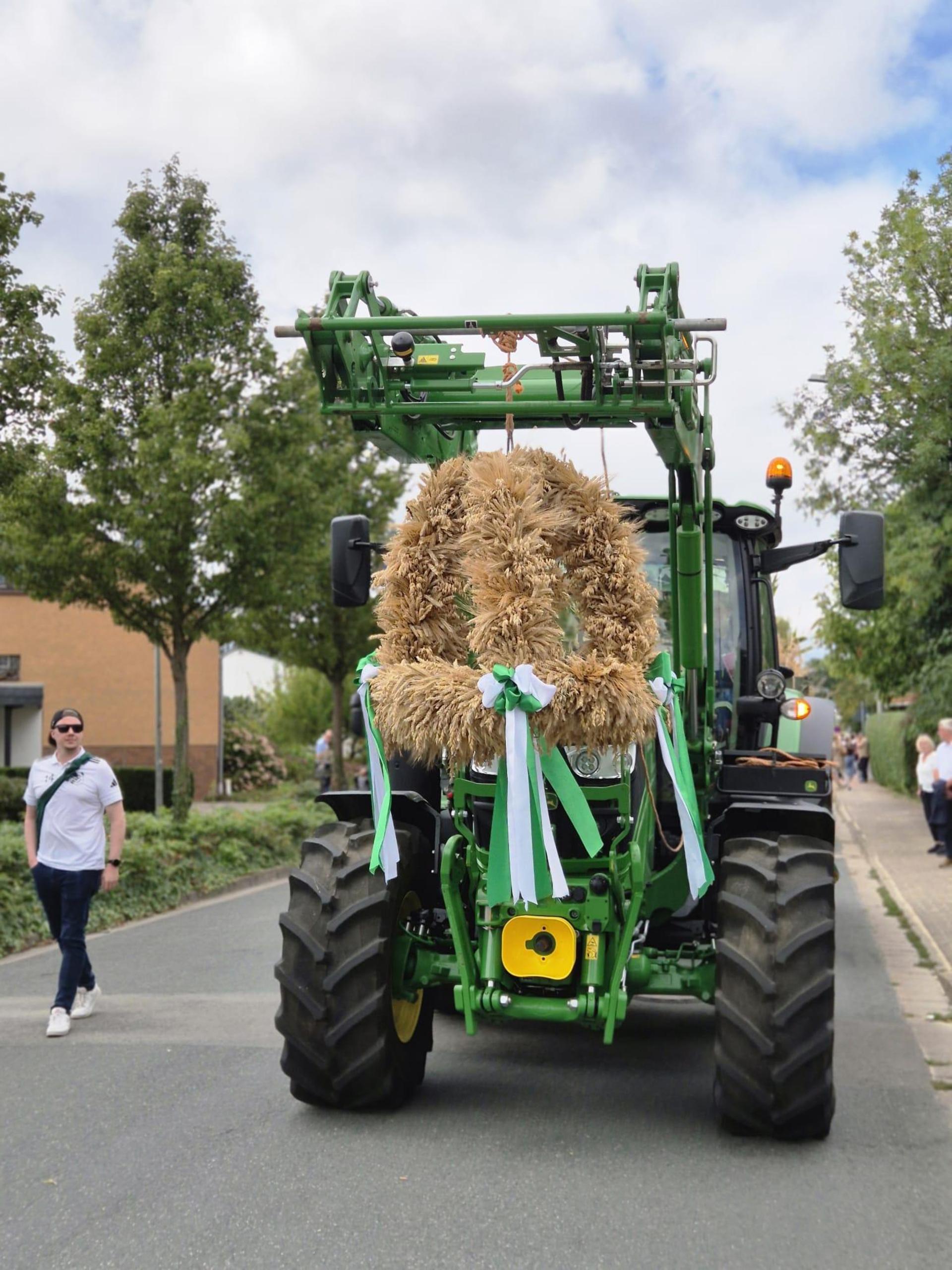 Großer Festumzug: Die Erntekrone gehört dazu. (Foto: privat)