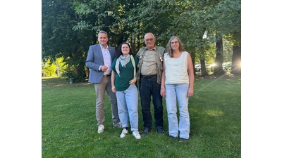 Stadtdirektor Mike Schmidt (von links), Stefanie Mentzel (2. Vorsitzende NABU), Eike Loos (Beisitzer NABU) und Andrea Goike (1. Vorsitzende NABU). (Foto: Landesgartenschau Bad Nenndorf gGmbH)
