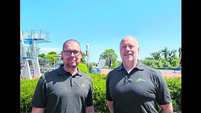 Sascha Rose und Stefan Lehmann, Meister für Bäderbetriebe bei den Bäderbetrieben Rinteln, geben Einblicke in ihren Beruf. (Foto: Bäderbetriebe Rinteln)