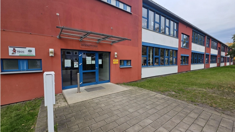 Hier soll es eine pragmatische Lösung geben: Oststadtschule Wunstorf. (Foto: tau)