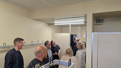 Begehung: Vertreter des Ortsrates, der Verwaltung und des TSV Luthe machen sich ein Bild. (Foto: tau)
