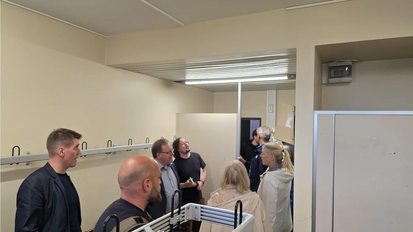 Begehung: Vertreter des Ortsrates, der Verwaltung und des TSV Luthe machen sich ein Bild. (Foto: tau)