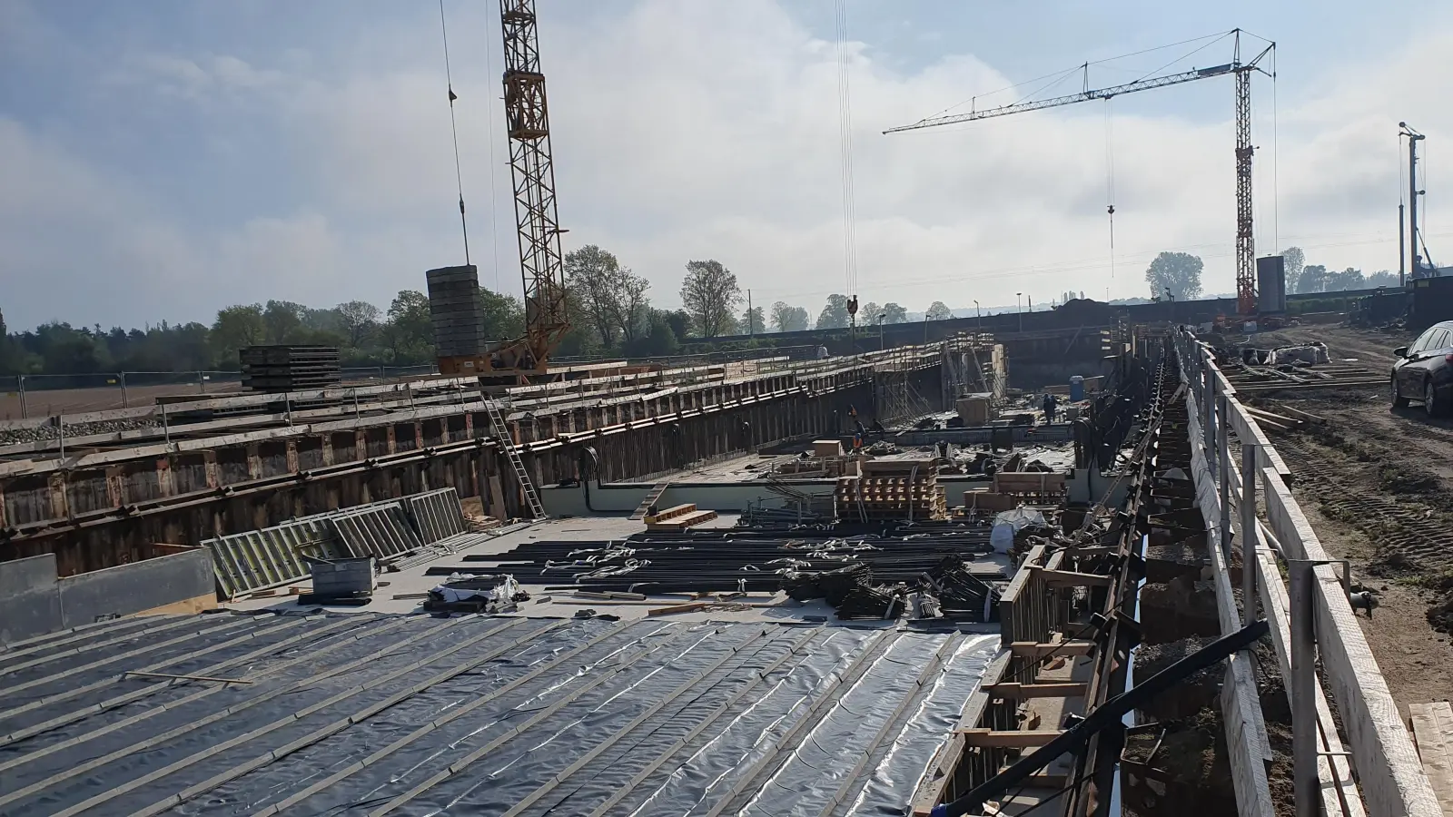 Die Arbeiten gehen voran: Die Trogbaustelle an der Bahnlinie im April 2024. (Foto: privat)