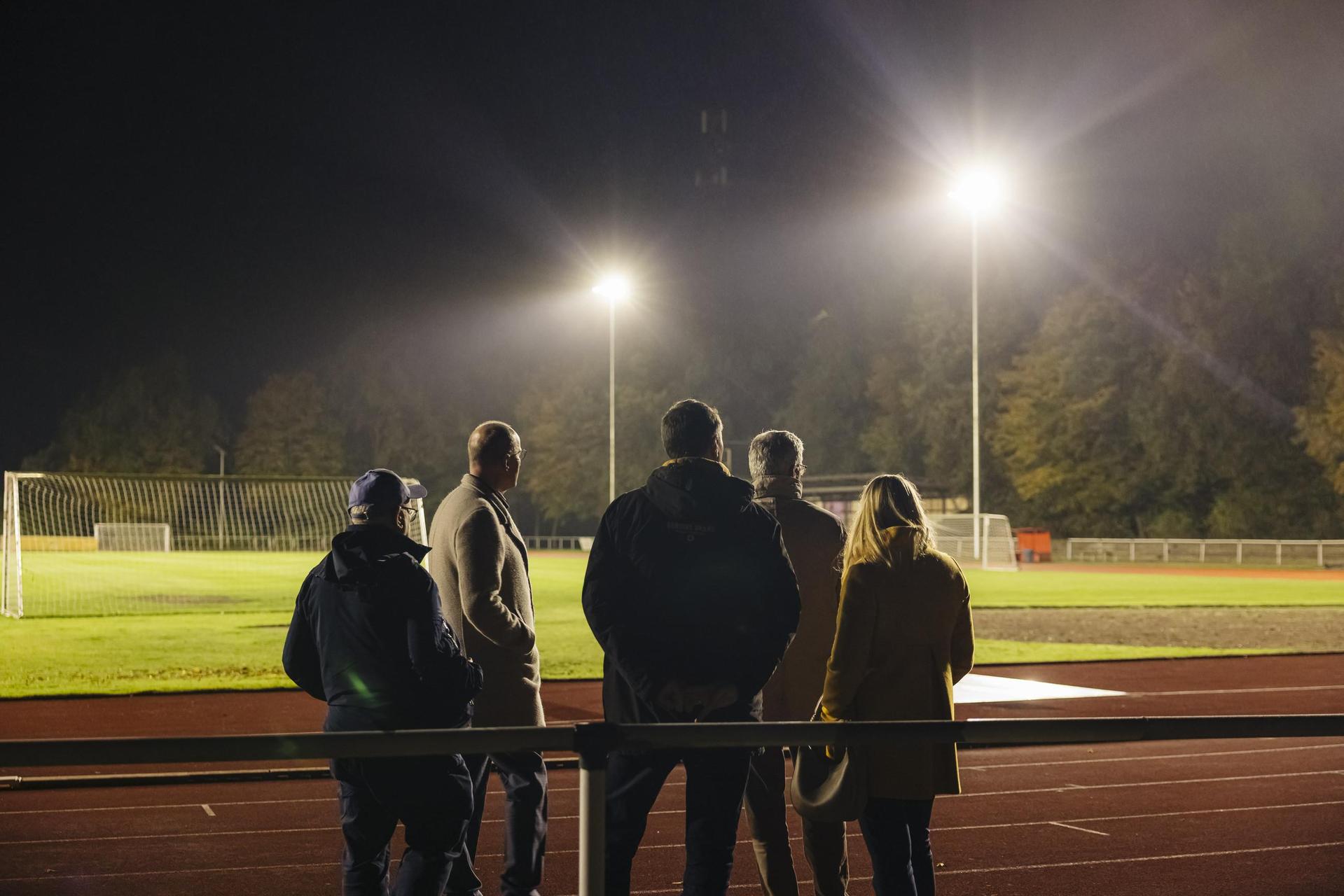 Einweihung: Die neue Flutlichtanlage im Barnestadion. (Foto: Kevin Münkel)