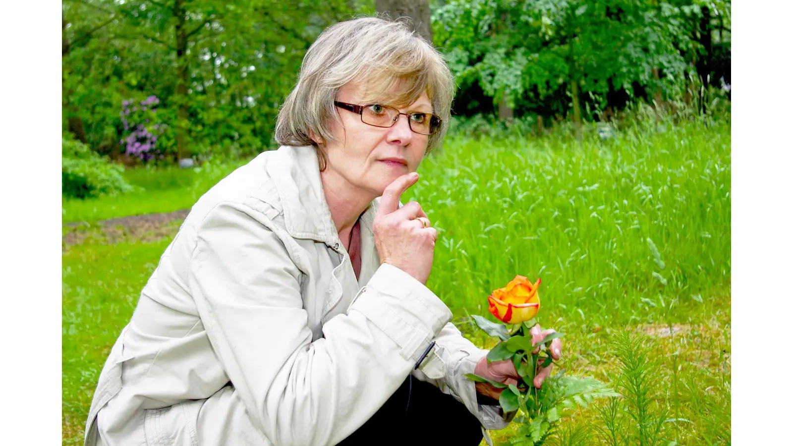 Gudrun Wawerzien geht fast jeden Tag ans Grab ihres verstorbenen Ehepartners. Dieser Besuch im Ruhewald ist für sie ein wichtiges Trauerritual.  (Foto: privat)