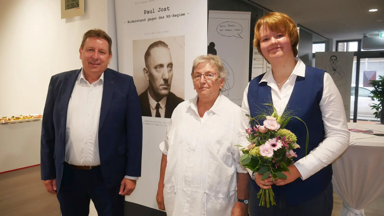 Frank Fevert, Sparkasse, sorgte für die Ausstellung und freut sich gemeinsam mit Brigitte von Jaminet und Jara Dietrichkeit über die Umsetzung. (Foto: gk)