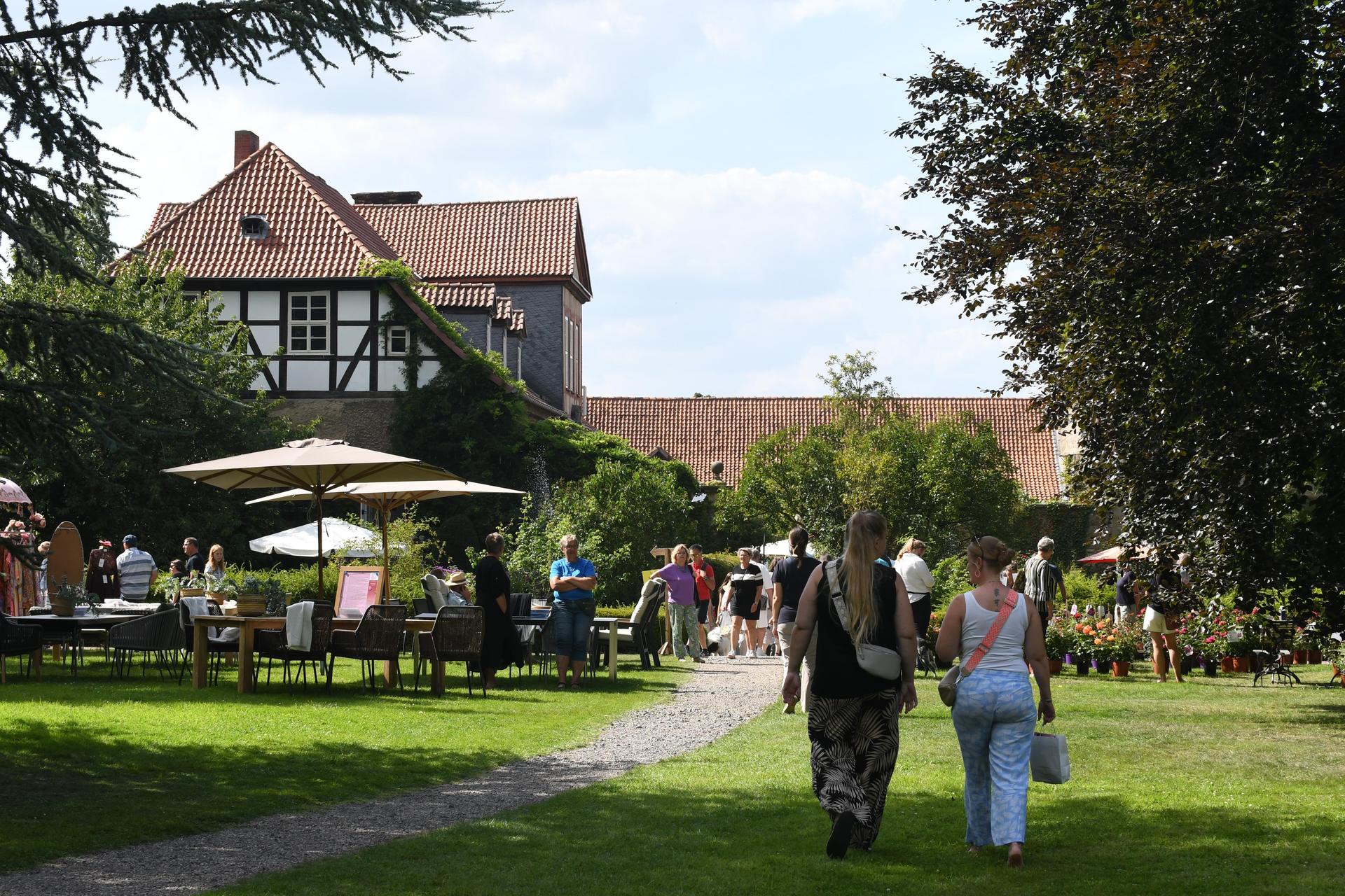 Drei Tage lang verwandelte sich das Rittergut Remeringhausen in ein Paradies für Garten- und Kunstliebhaber: Das beliebte Fest „Romantic Garden“ feierte seinen 25. Geburtstag. Bei strahlendem Sommerwetter strömten zahlreiche Besucherinnen und Besucher auf das idyllische Gutsgelände, um ein abwechslungsreiches Programm aus Ausstellungen, Musik und kulinarischen Angeboten zu genießen. Die gut gelaunten Gäste und das hervorragende Wetter sorgten für beste Stimmung, und auch die Aussteller zeigten sich rundum zufrieden. (Foto: nd)