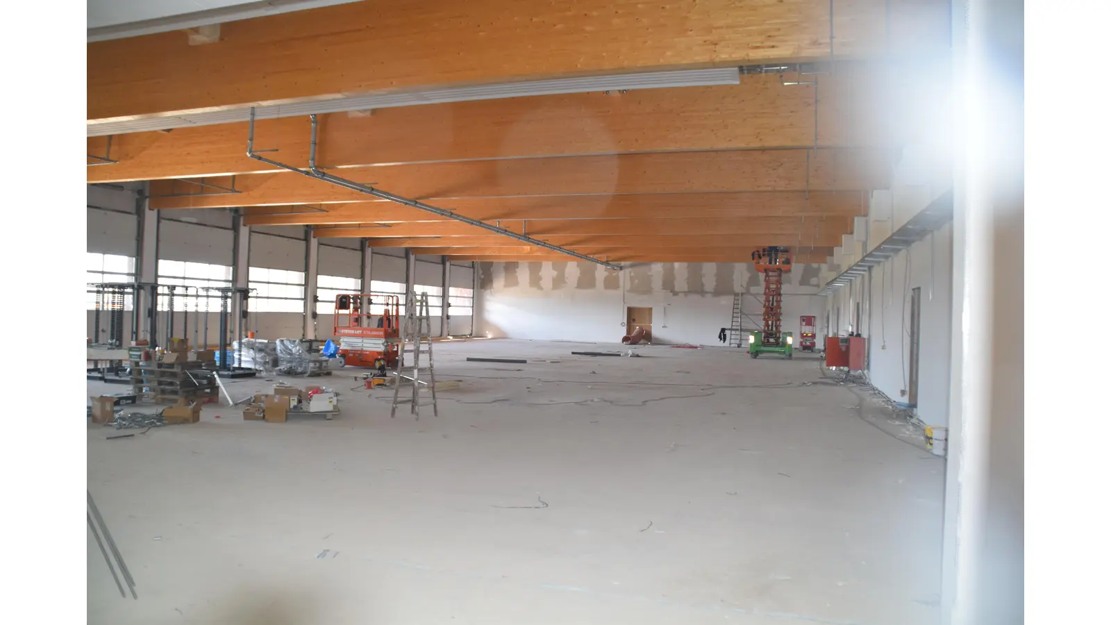 Blick in den größeren Teil der Fahrzeughalle. (Foto: ab)