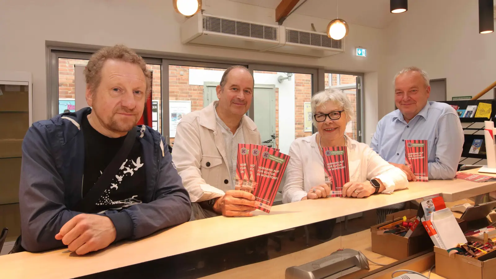 Am Tresen in der TheaterBar (v.li.): Kuersche, Oliver Pohl, Heike Leitner und Hermann Kasten. (Foto: tau)