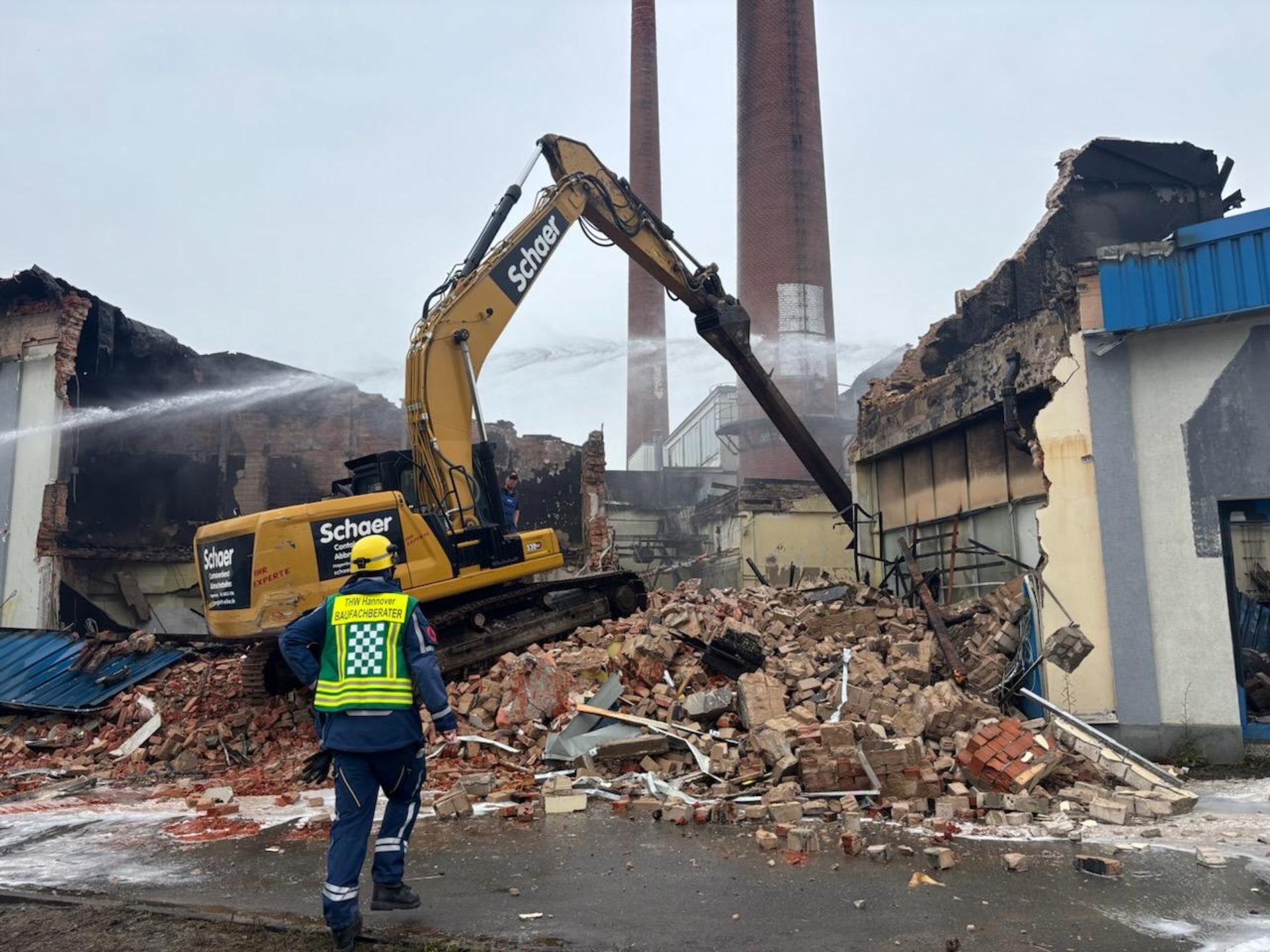 Teile des Gebäudes werden kontrolliert abgetragen, um eine Destabilisierung des Schornsteins zu verhindern. (Foto: Feuerwehr)