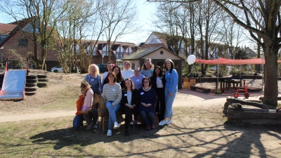 Beim „Tag der offenen Tür”: Team der AWO KIta „Am Klakofen” mit Besucherin. (Foto: wb)