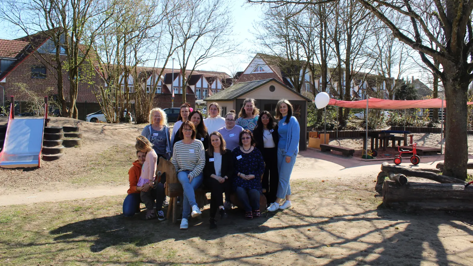 Beim „Tag der offenen Tür”: Team der AWO KIta „Am Klakofen” mit Besucherin. (Foto: wb)