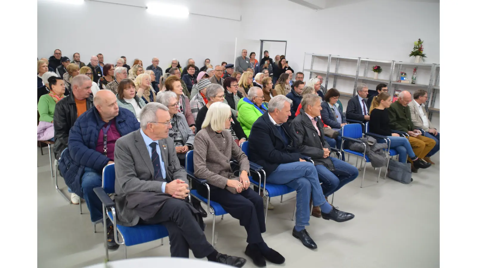 Gebannt nehmen die Gäste die Grußworte wahr. (Foto: ab)