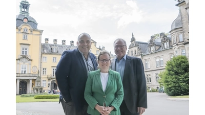 Der neue Geschäftsführer mit der stellvertretenden Vorsitzenden und dem in den Ruhestand verabschiedeten bisherigen Geschäftsführer. (Foto: nd)