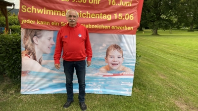 Lutz Hoppe ist ein Ehrenamtler nach Maß. Sein Element ist das Wasser und dort sorgt er mit seinem Team dafür, dass Kinder sicher schwimmen lernen.  (Foto: ste)