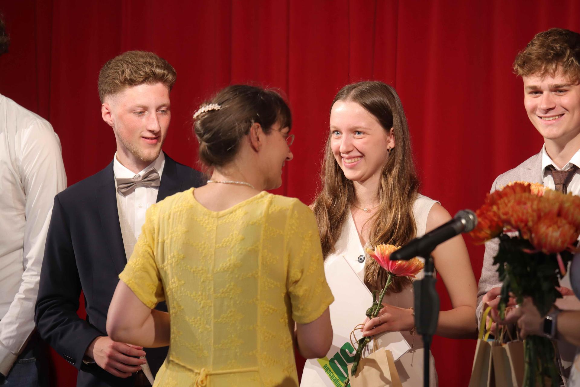 Zeugnisübergabe: Der Abiturjahrgang 2025 der Evangelischen IGS. (Foto: tau)