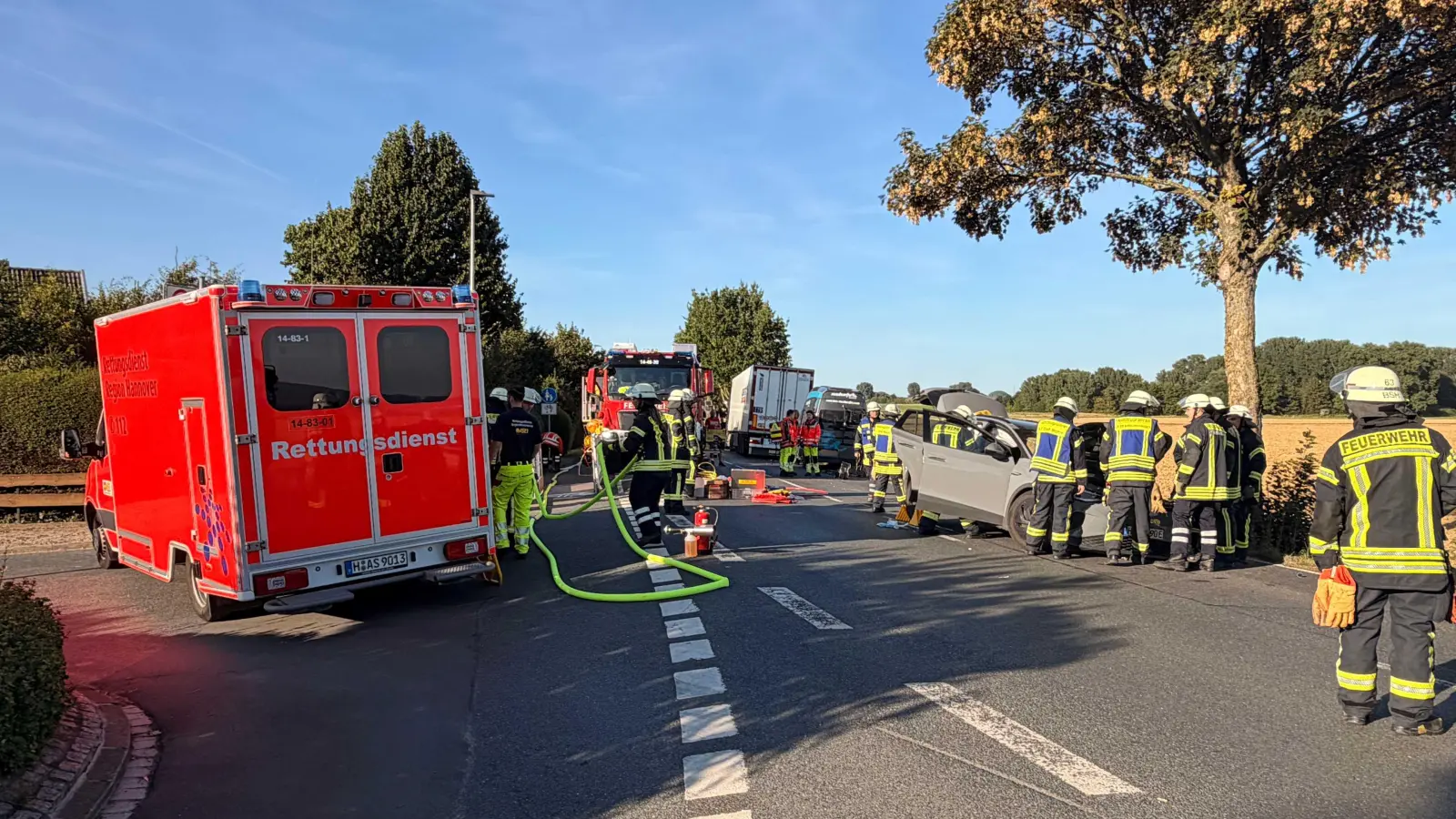 An der Unfallstelle: Einsatzkräfte der Feuerwehr und des Rettungsdienstes. (Foto: Feuerwehr)