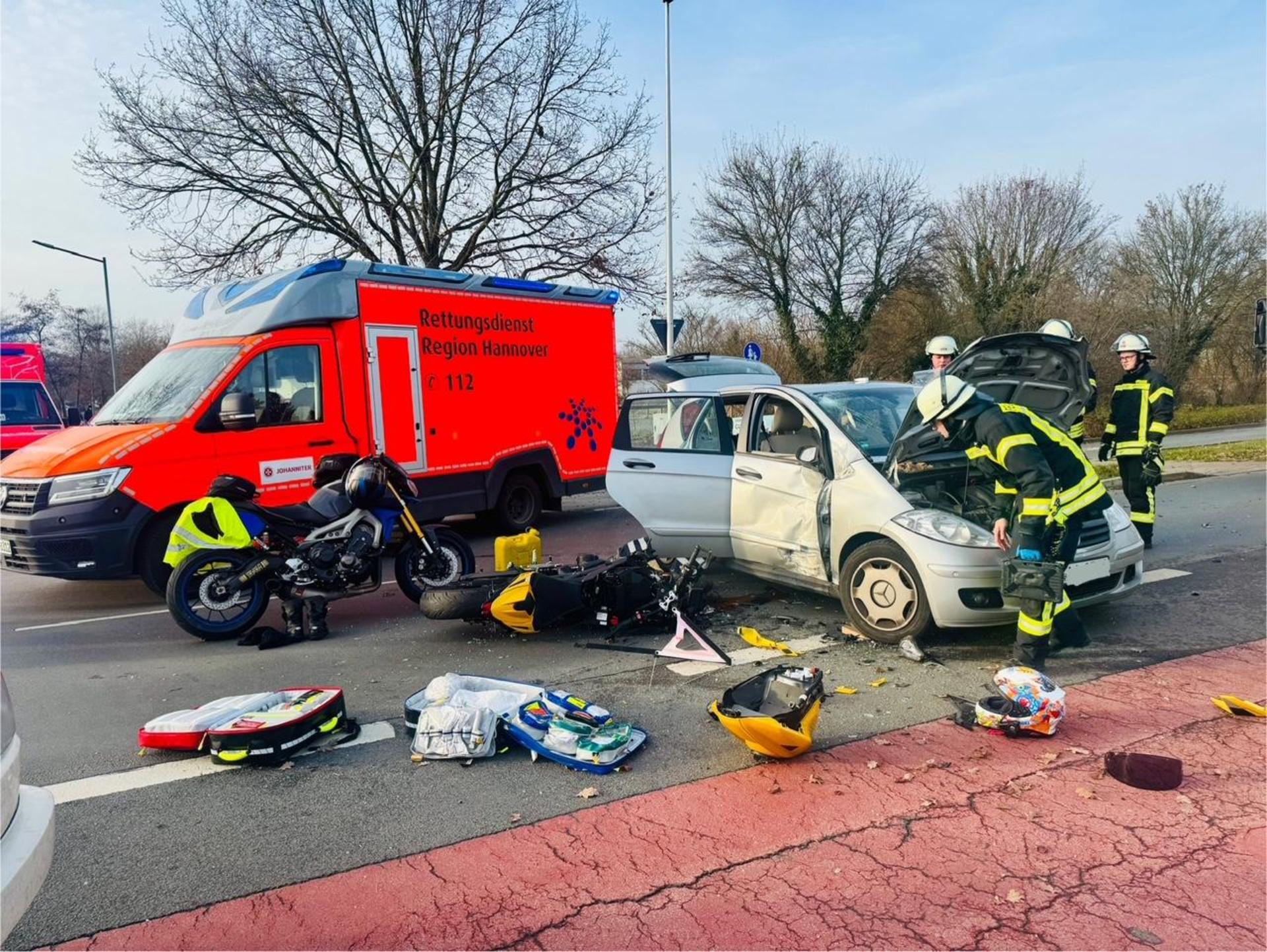 An der Unfallstelle: Die Rettungskräfte im Einsatz (Foto: Feuerwehr)