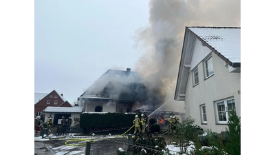 Feuerwehrleute löschen zwischen den beiden Wohnhäusern. (Foto: privat)