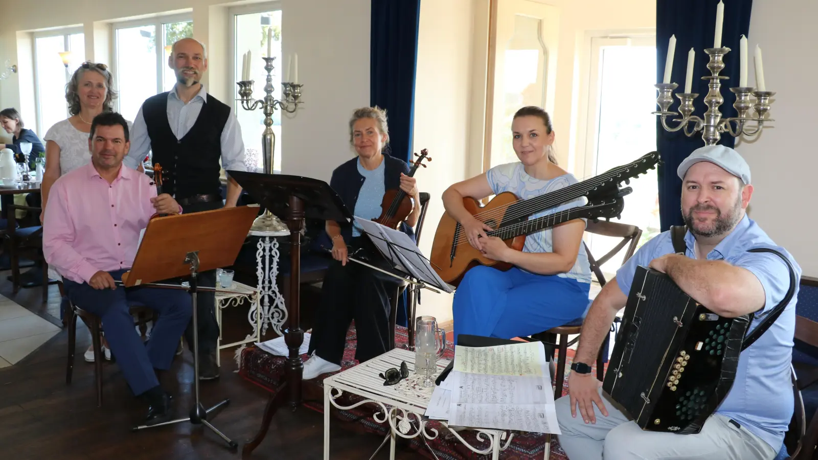 Auf dem Landsitz (v.li.): Opernsängerin Liane Kammandel mit Achim C. Kapelle, die Familien Peter und Monika Uhler sowie Maria und Helmut Stippich. (Foto: gi)