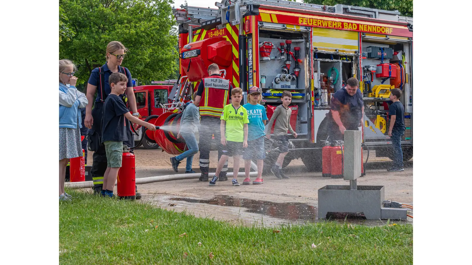 Ein echtes Feuer löschen, bei der Feuerwehrübung hatten die Grundschüler die Gelegenheit dazu (Foto: wk)