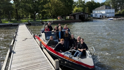 Zu Besuch bei der Feuerwehr Steinhude: Die Auszubildenden der Johanniter. (Foto: Johanniter)