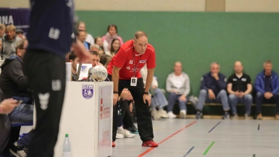 Beobachtet das Spiel: Trainer Stephan Lux. (Foto: tau)