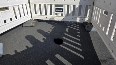 Gibt Rätsel auf: Ein Loch im Asphalt. (Foto: tau)