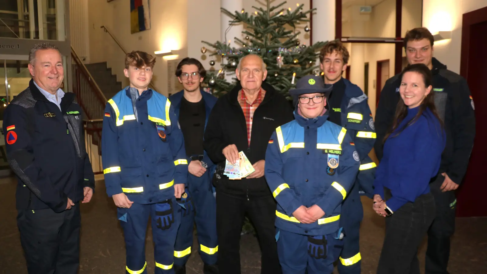 Wolfgang Gedeon (Mitte) überreicht der THW-Jugend 510 Euro.  (Foto: gi)