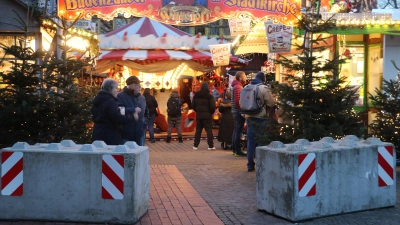 Nicht schön aber sehr zweckmäßig: Die Poller vor einem der Eingänge zum Weihnachtsmarkt. (Foto: gi)