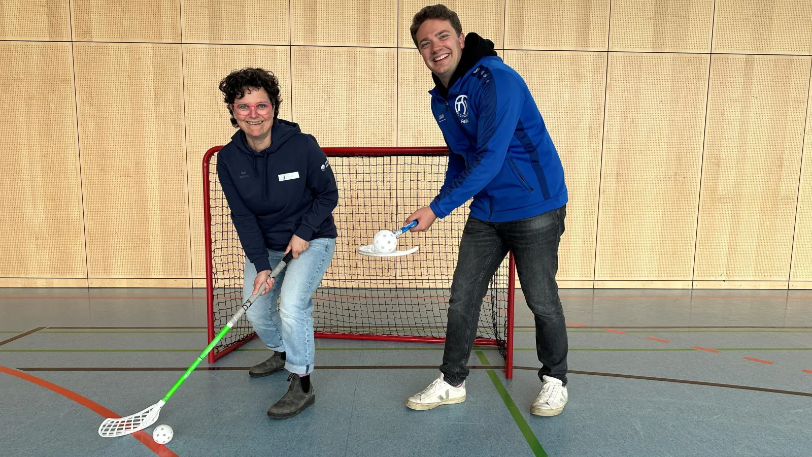 Barbara Schanz vom Hochschulsport Hannover und Felix Kruckenberg vom TSV Algesdorf hoffen auf viele Zuschauer bei den Hochschulmeisterschaften im Floorball.  (Foto: privat)