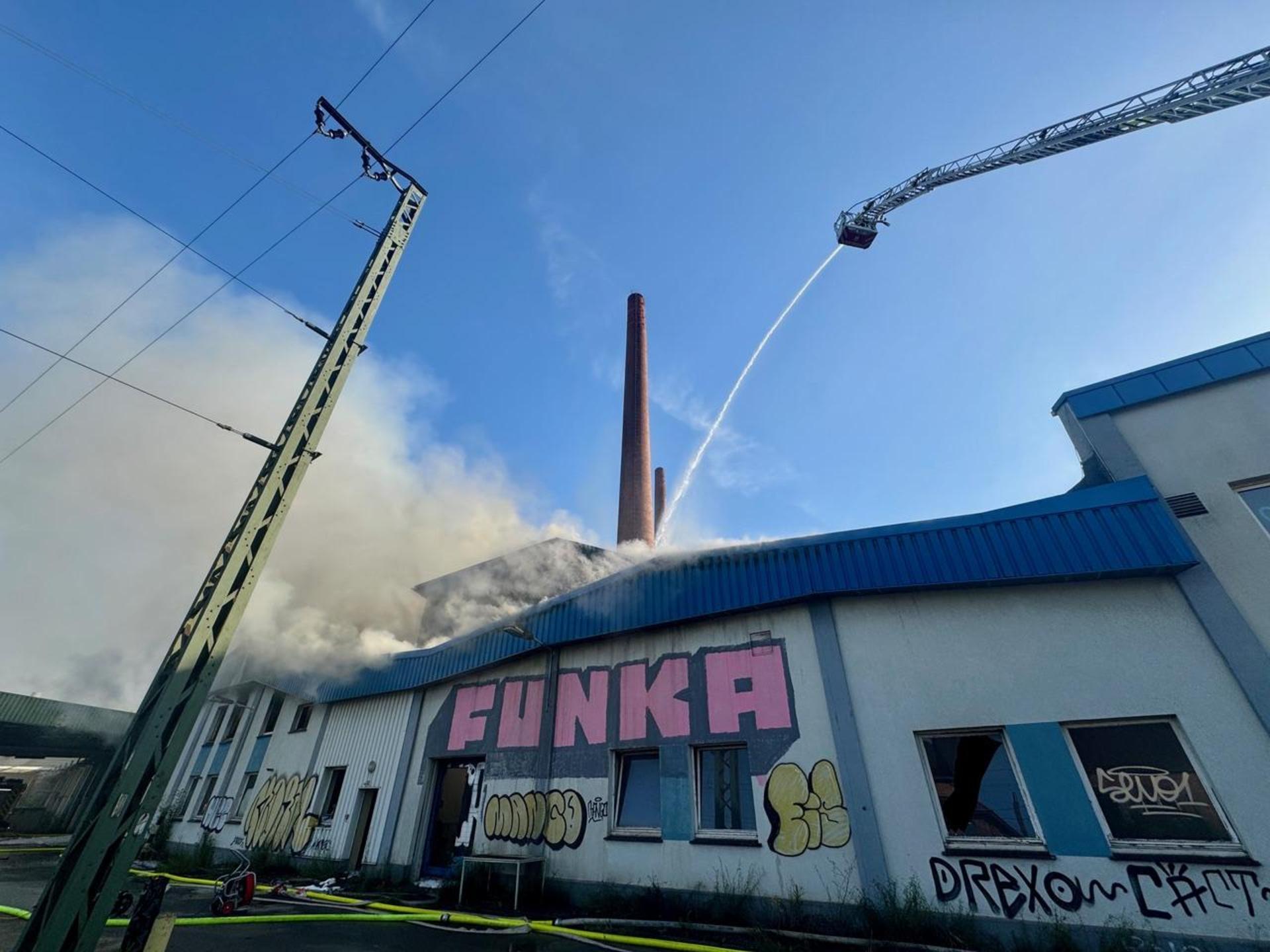 Starke Rauchentwicklung: Brand einer Lagerhalle auf dem ehemaligen Vion Gelände. (Foto: Feuerwehr)