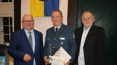 Bei der Verleihung (v.li.): Thomas Silbermann, Udo Wunnenberg und Manfred Gröne. (Foto: gi)