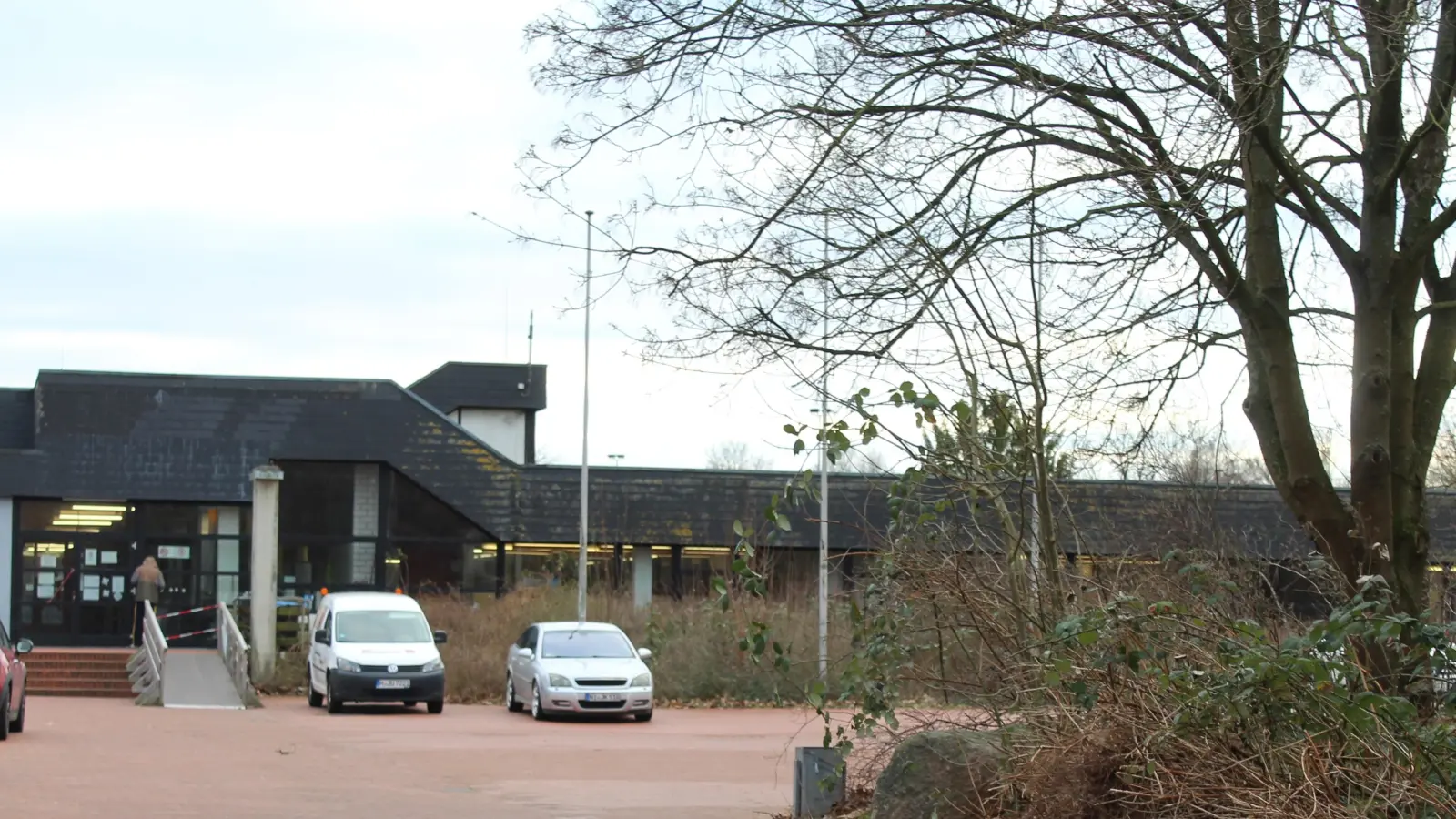 Dient aktuell als Notunterkunft für Flüchtlinge: Das ehemalige Schulzentrum Steinhude.<br> (Foto: wb)