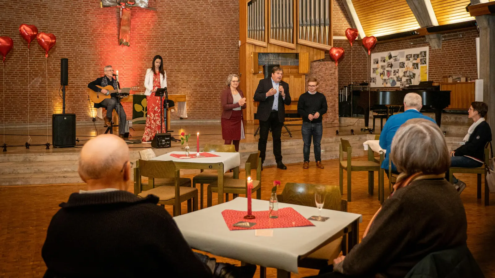 Ökumenischer Valentinstag in der Corvinuskirche: Mit Pastorin Franziska Oberheide (v.li.), Pfarrer Andreas Körner und Vikar Jonas Hauschildt. (Foto: privat)