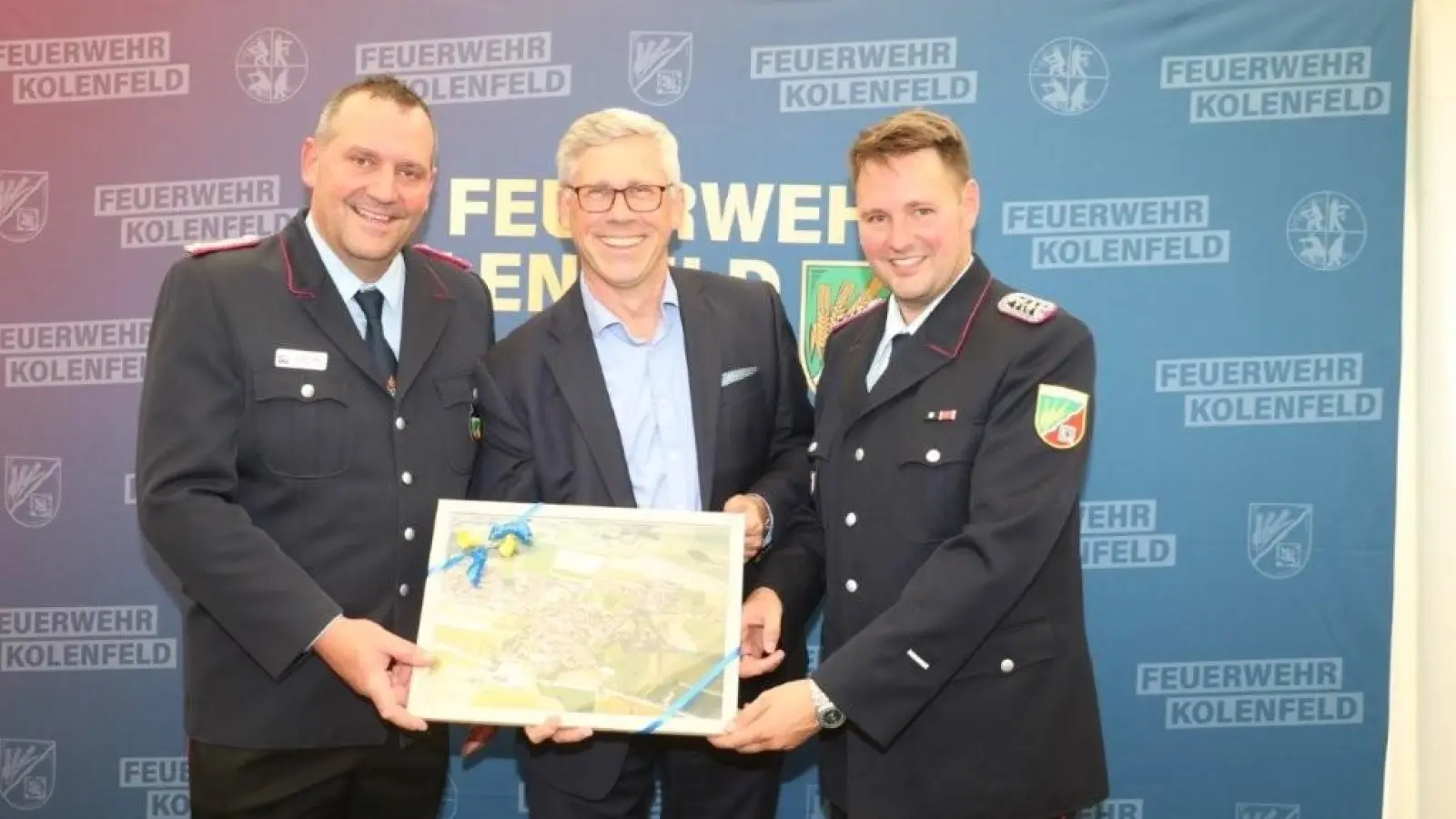 Mit Präsent (v.li.): Ortsbrandmeister Robert Focke, Carsten Piellusch und stellvertretender Ortsbrandmeister Alexander Müller. (Foto: gi)