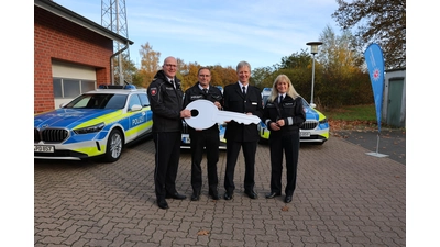 v.l.n.r.: Polizeivizepräsident Stefan Sengel, Erster Polizeihauptkommissar Martin Neumann (Leiter des Einsatz- und Streifendienstes der Autobahnpolizei), Leitender Polizeidirektor Jens Künnmann (Leiter der Polizeiinspektion Besondere Dienste), Polizeihauptkommissarin Martina Engelhardt (Dezernentin für Mobilität und Fuhrparkmanagement). (Foto: Polizei)