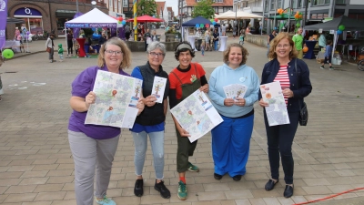 Mit Familienstadtplan vor zwei Jahren (v.li.): Janet Breier, Martina Latus, Kathrin Block, Jessica Rabsch und Erste Stadträtin Wiebke Nickel. (Foto: tau)