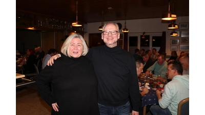 Auf der Feier: Adjutant Willi Rehbock begrüßt Ortsbürgermeisterin Christiane Schweer.  (Foto: gi)