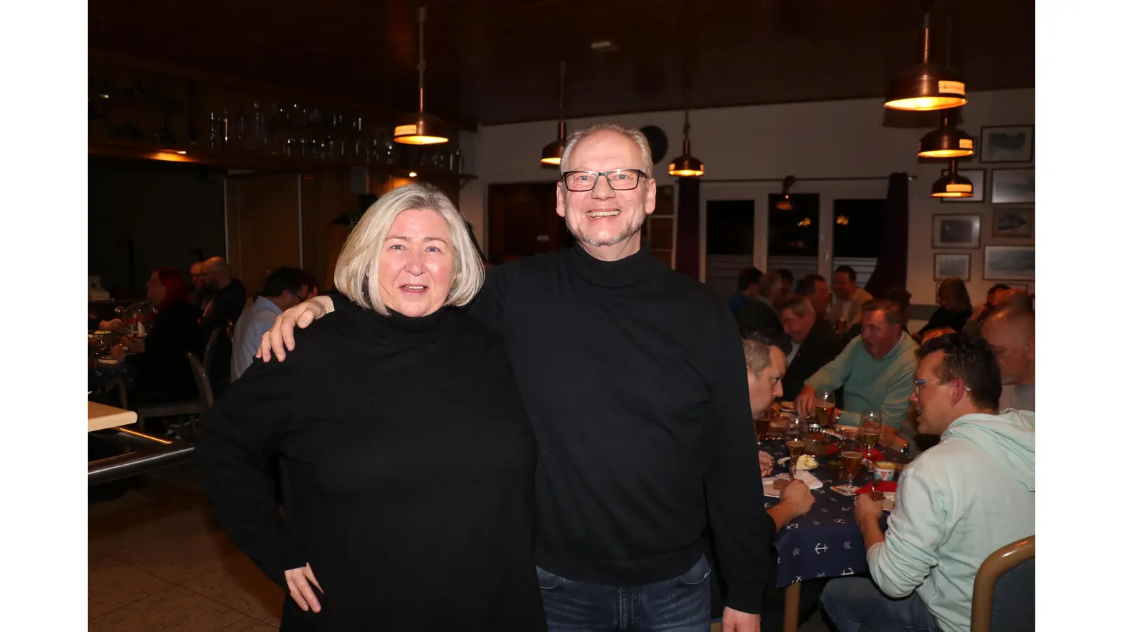 Auf der Feier: Adjutant Willi Rehbock begrüßt Ortsbürgermeisterin Christiane Schweer.  (Foto: gi)