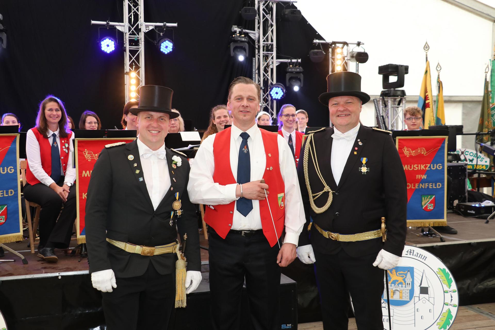 Leon Troschke (li.) und Nils Thöldtau (re.) mit Dirigent Dennis Huth vom Musikzug Kolenfeld. (Foto: gi)