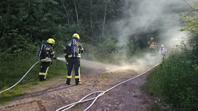 Bei den Löscharbeiten: Einsatzkräfte der Feuerwehr. (Foto: Feuerwehr)